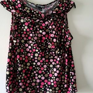 Blouse short sleeve with low collar.